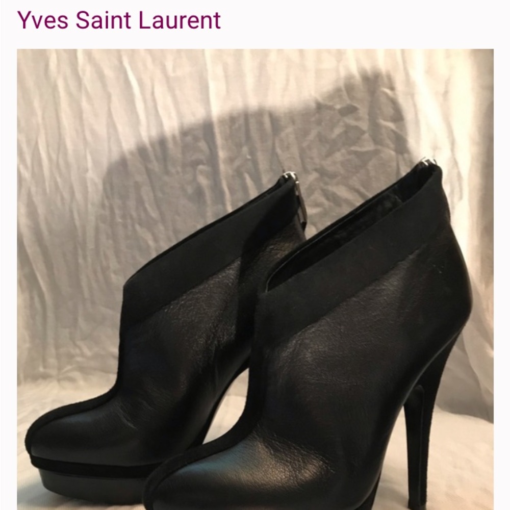 Yves Saint Laurent Elegant Black Leather Heeled Boots